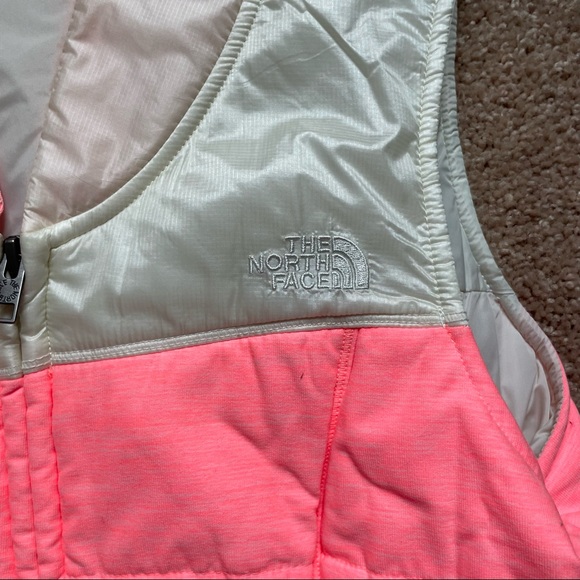 The North Face NWOT Peach Puffer Vest - Picture 4 of 10